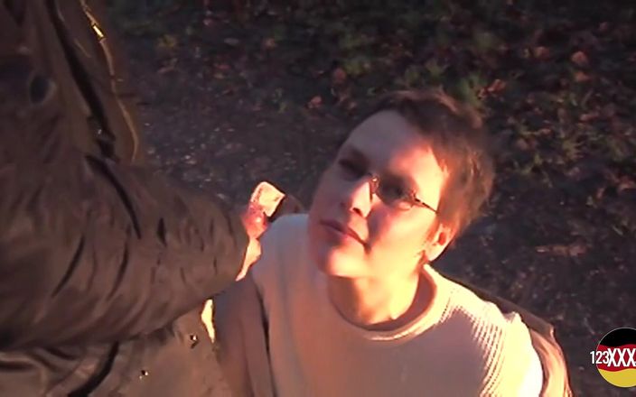 123XXX - Fucked Amateurs in Germany!: Korthårig brunett med glasögon suger och knullar utomhus