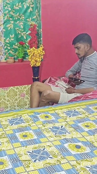 Une femme de ménage desi indienne et son propriétaire touchent ses gros seins et baisent sa chatte étroite, voix hindi