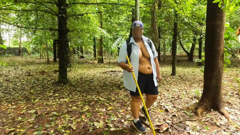 Anne Ipe: Casual desnuda caminando, gordita caminando completamente desnuda en la jungla