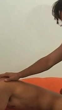Musculoso pedaço barebacks seu amigo magro cru