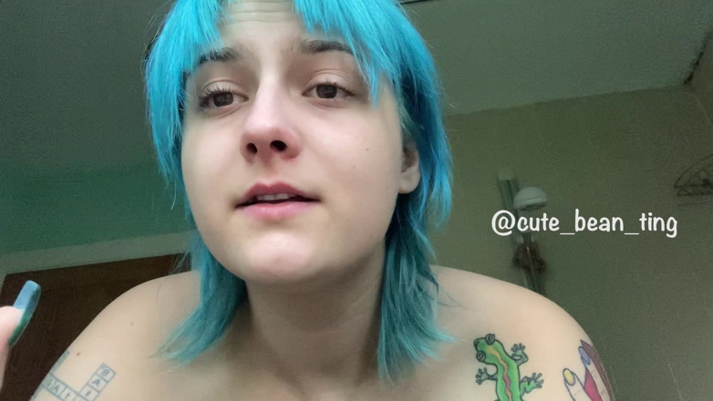 Alice Bean: Seins nus, éternuement induit