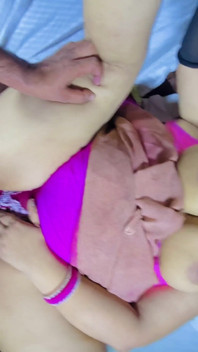 Ketika ayah tidak di rumah, ibu tiriku membuatku menidurinya, dia memiliki pantat yang sangat besar dan payudara susu, ibu tiri ShrutiLiveCum