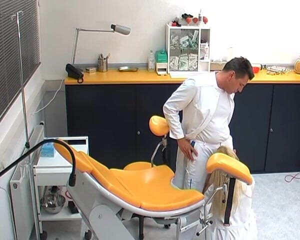 Rubber & Clinic Studio - 1ATOYS: गाइनो कुर्सी पर चुदाई