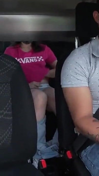 สาวน้อยสวยช่วยตัวเองในรถ Uber ของฉันโดยไม่รู้ว่าฉันกำลังถ่ายคลิป