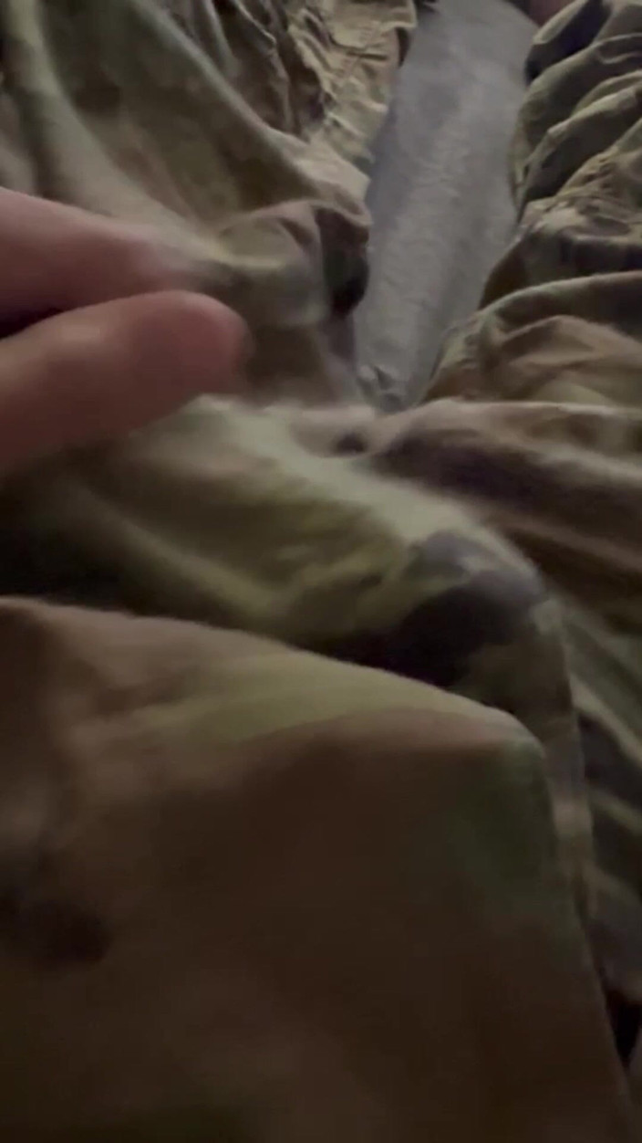Gay Soldier Stuff: 士兵穿着他的制服和sarge的拳击短裤使用凡士林和他的鸡巴来享乐！