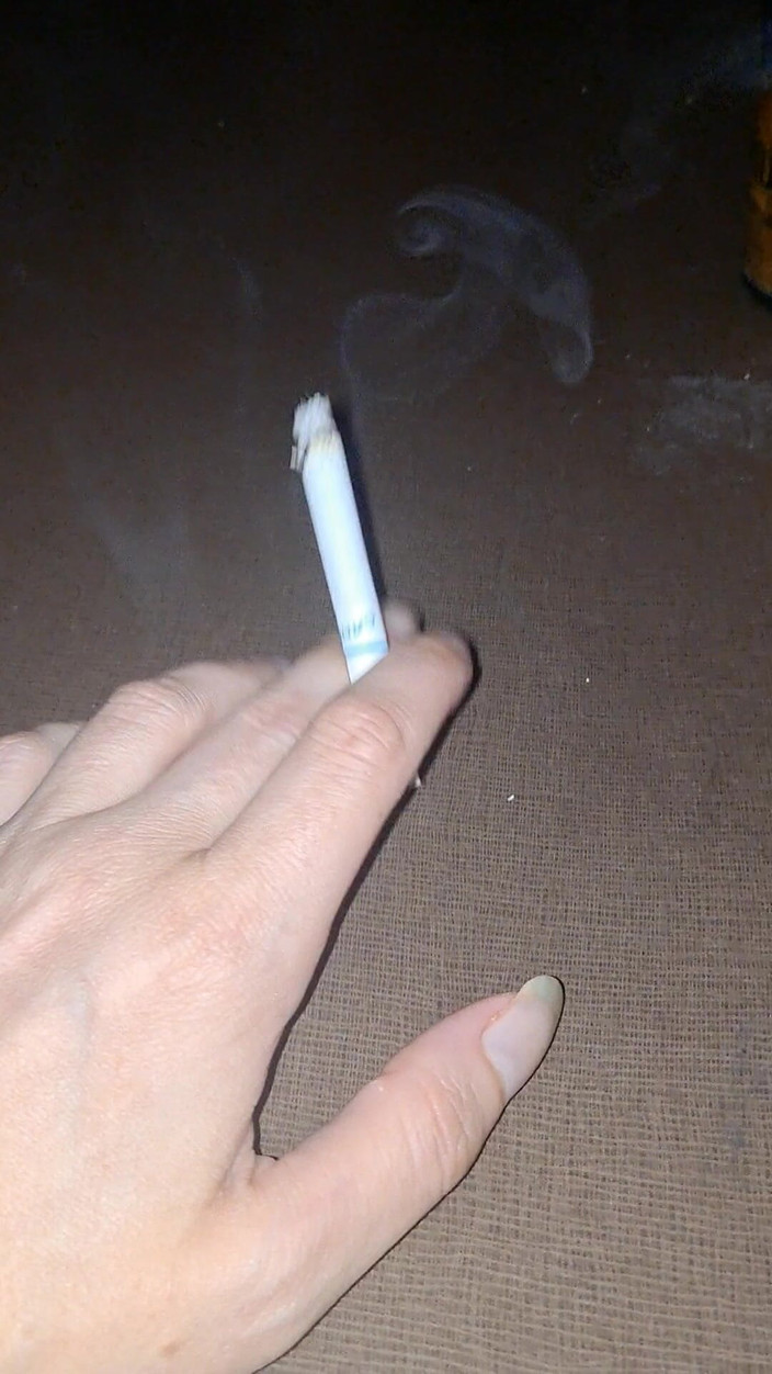 Naughty alchemy: Doigts longs et cigarette