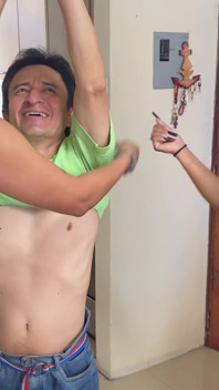 Twee schattige jonge vrouwen vieren papa's verjaardag, echt eigengemaakt trio