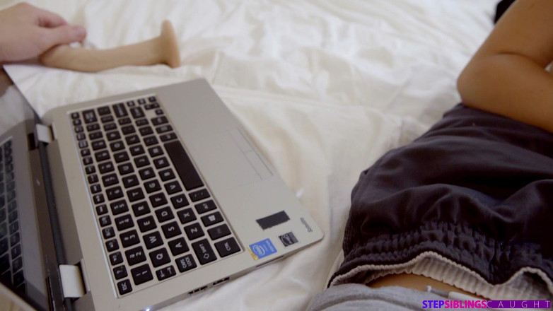 StepSiblings Caught: 継姉妹の指示に従う