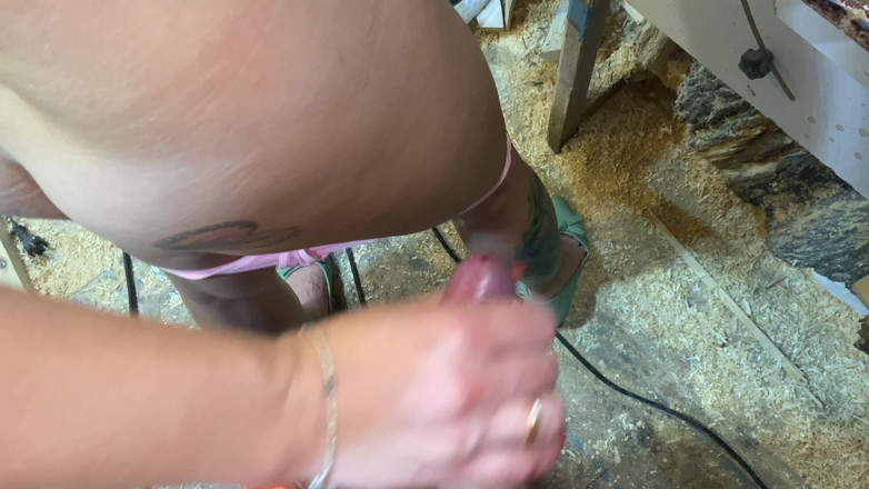 Hairy couple: Garage che scopa con cazzo morbido, Hanjob fino a quando...
