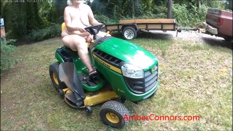 Amber Connors: Nahá sekačka na trávu