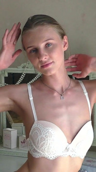 Zveltă uimitoare Model nud Nimfa face striptease
