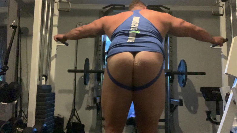 Jack stacked: Анальный трах с дилдо в спортзале