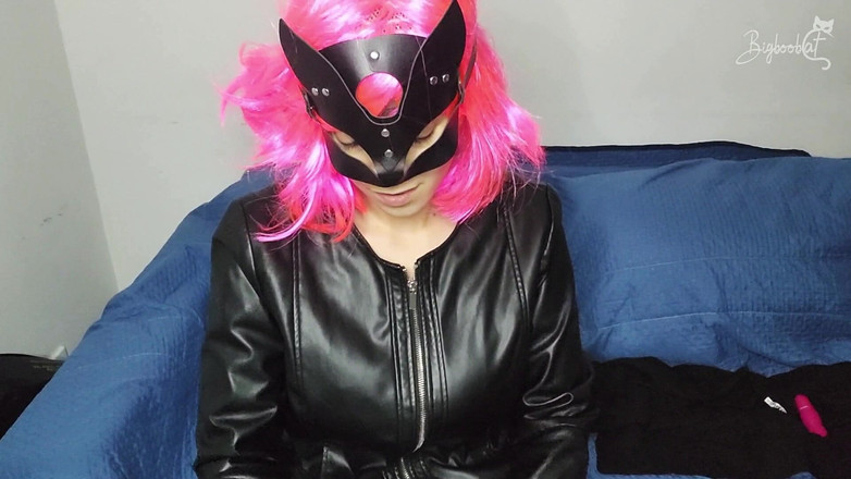 BigBoobCat: 在直播中下车：我的天然巨乳和我性感的阴户面具