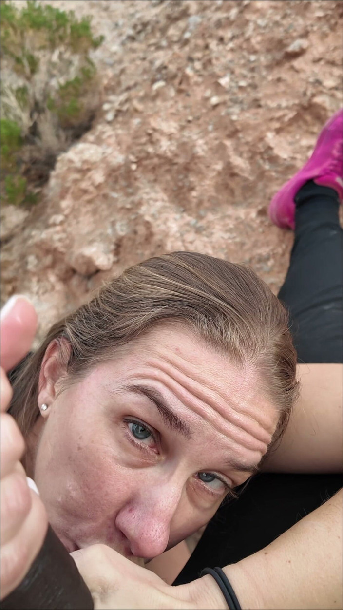 TrixieLove: Děvka MILF dostane roztažený zadek a malovaný obličej VELKÝM černým pérem...