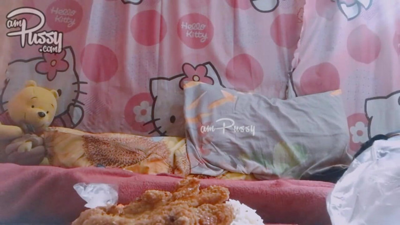 AmPussy: アジアのアマチュアの女の子は裸で食べ物を食べています