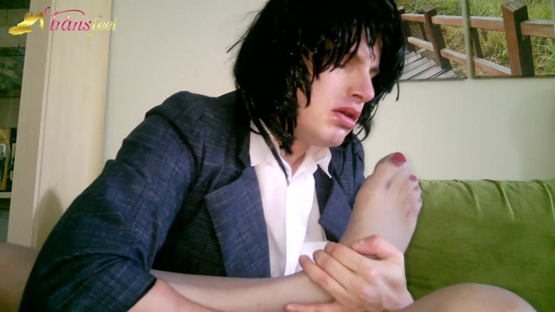 Trans and Cross-Dressers Feet: Waria menjilati kakinya dengan stoking ketat yang sempurna