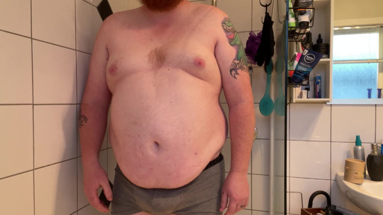 Ginger daddy: Zrzavý táta čůrá ve spodním prádle