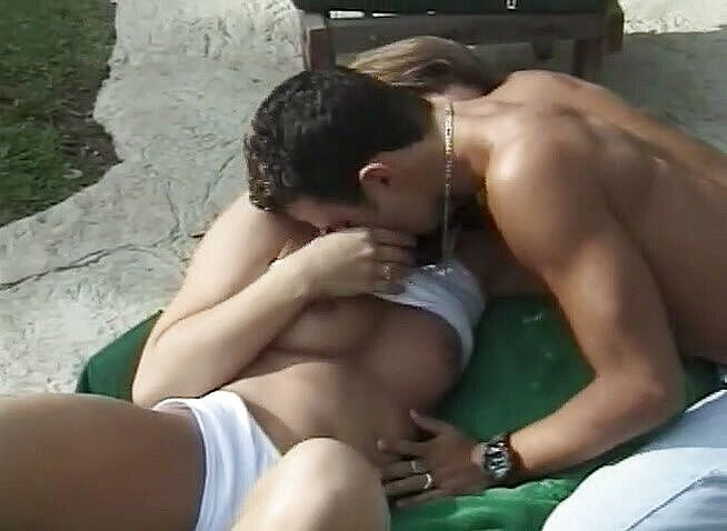 The Vintage Era: Чудова брюнетка розставляє ноги і отримує трах у кицьку на відкритому повітрі