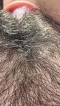 我继父不停地蹭我湿润的裆部，停不下来