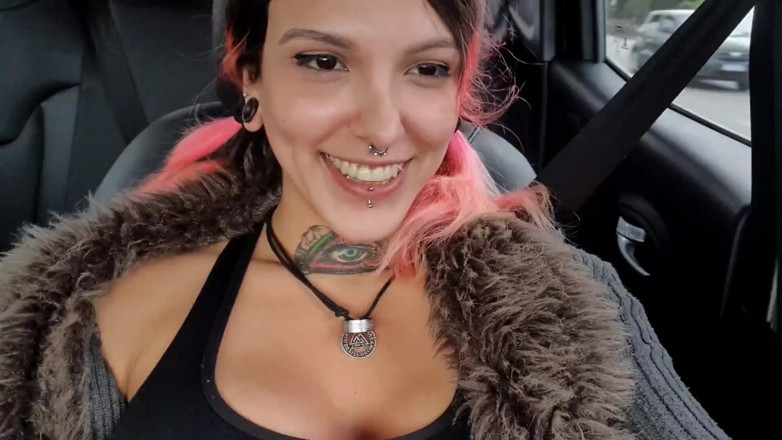QweenSG: Gioca a squirtare più volte durante un giro con uno...