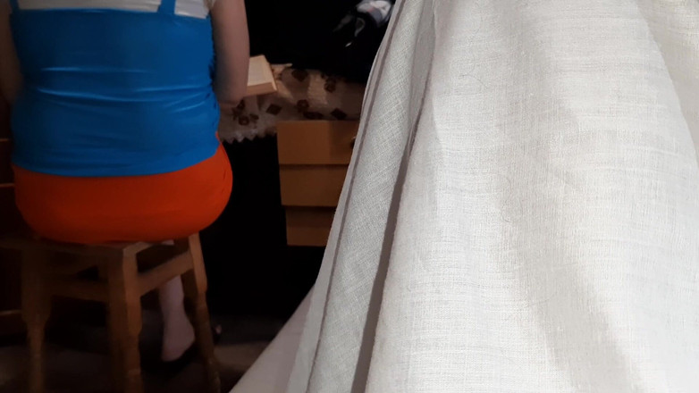 Lesbian-candys: Während meine nachbarin ihre hausarbeit schreibt, verführt mich ihre freundin...