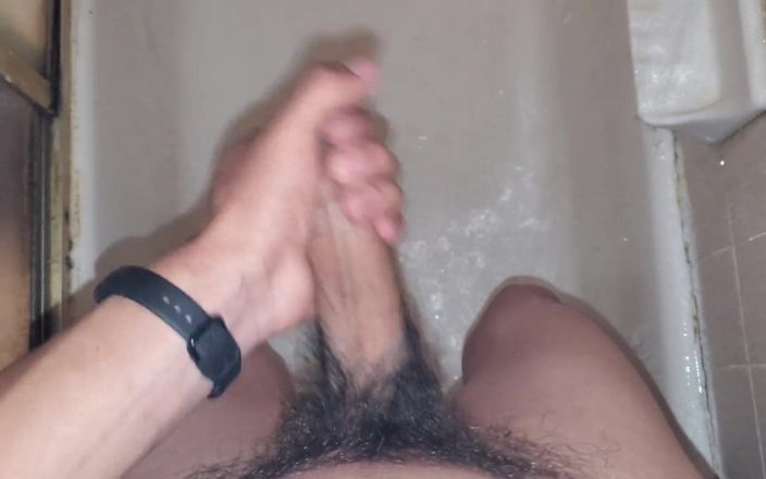 Z twink: Masturbándose en la ducha con corrida lechosa