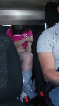 La bella ragazza si masturba dentro il mio uber e non si rende conto che la sto registrando