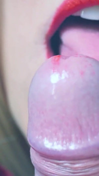 Pipe avec du rouge à lèvres rouge