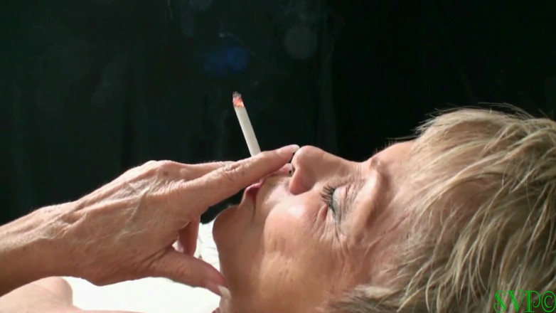 Nasty grannies: Strip poker con la matrigna raccoglie una ricompensa inaspettata