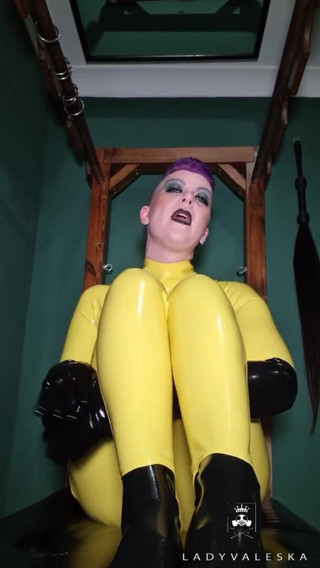 Lady Valeska: Aanbiddende latex voeten en latex handschoenen