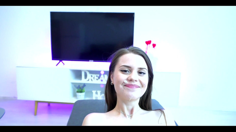 Jamie Young: Симпатичная подруга получает горячую сессию на диване