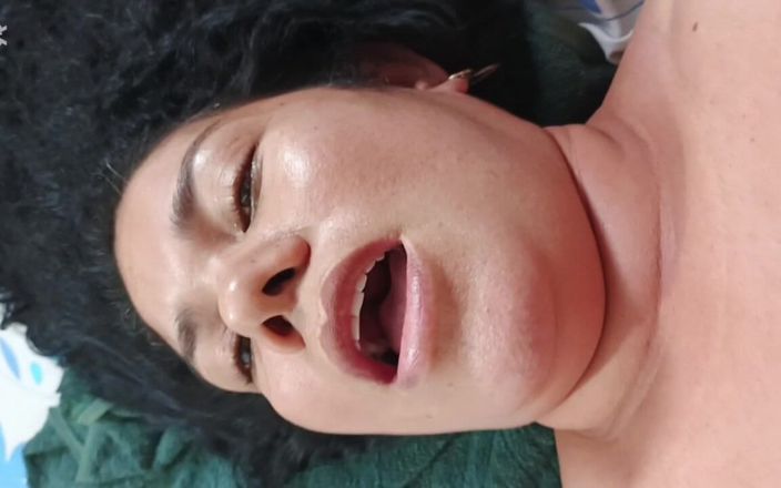 Valkyrieandluigy: Une femme mature me suce vraiment bien la bite