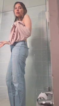 Lesbian Mojadas Con Jeans Sexo Salvaje Bajo La Ducha