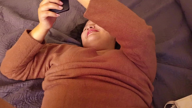 Moo DBOXXX: 시골에서 온 내 친구가 남친과 섹스하는 동안 말야, 그녀는 진짜 창녀야
