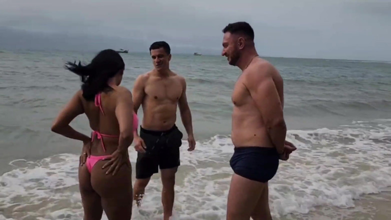 Kel Abate: ビーチで2人のセクシーな男に会って、ムラムラしたのでその場で彼らに与えました