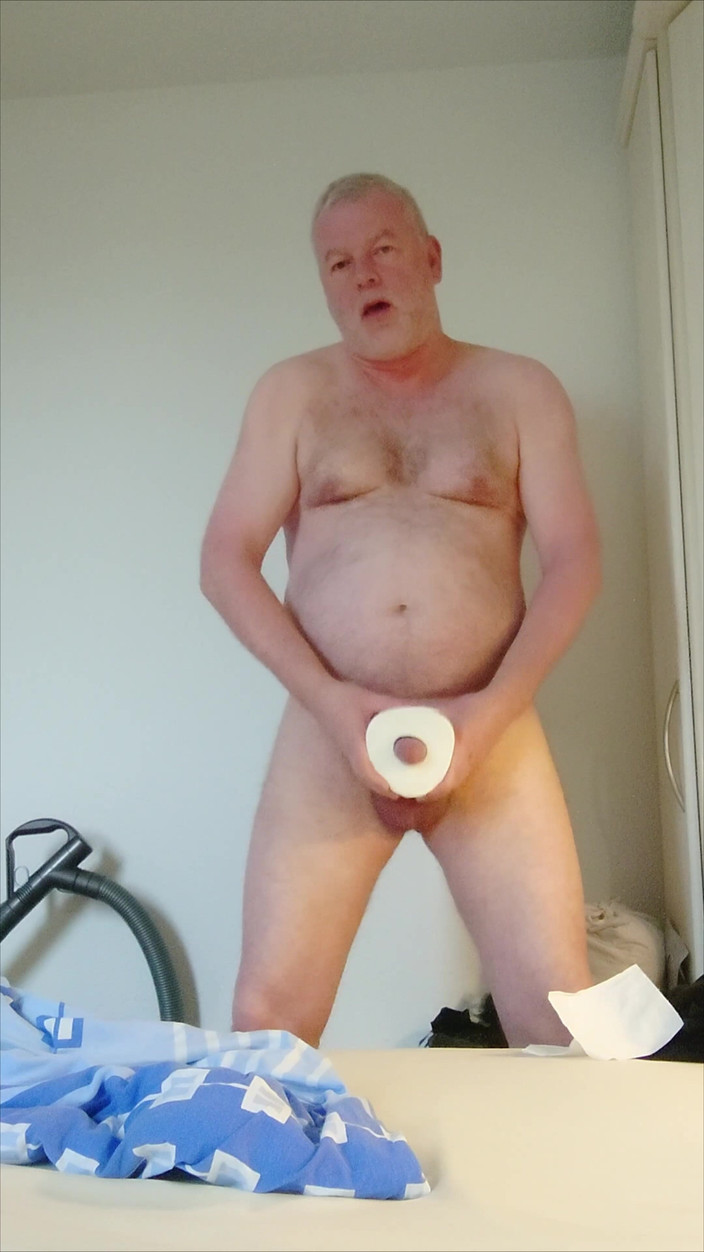 Carmen_Nylonjunge: Naylonjung Azgın Tuvalet Kağıdı Rulosunu Sevişiyor