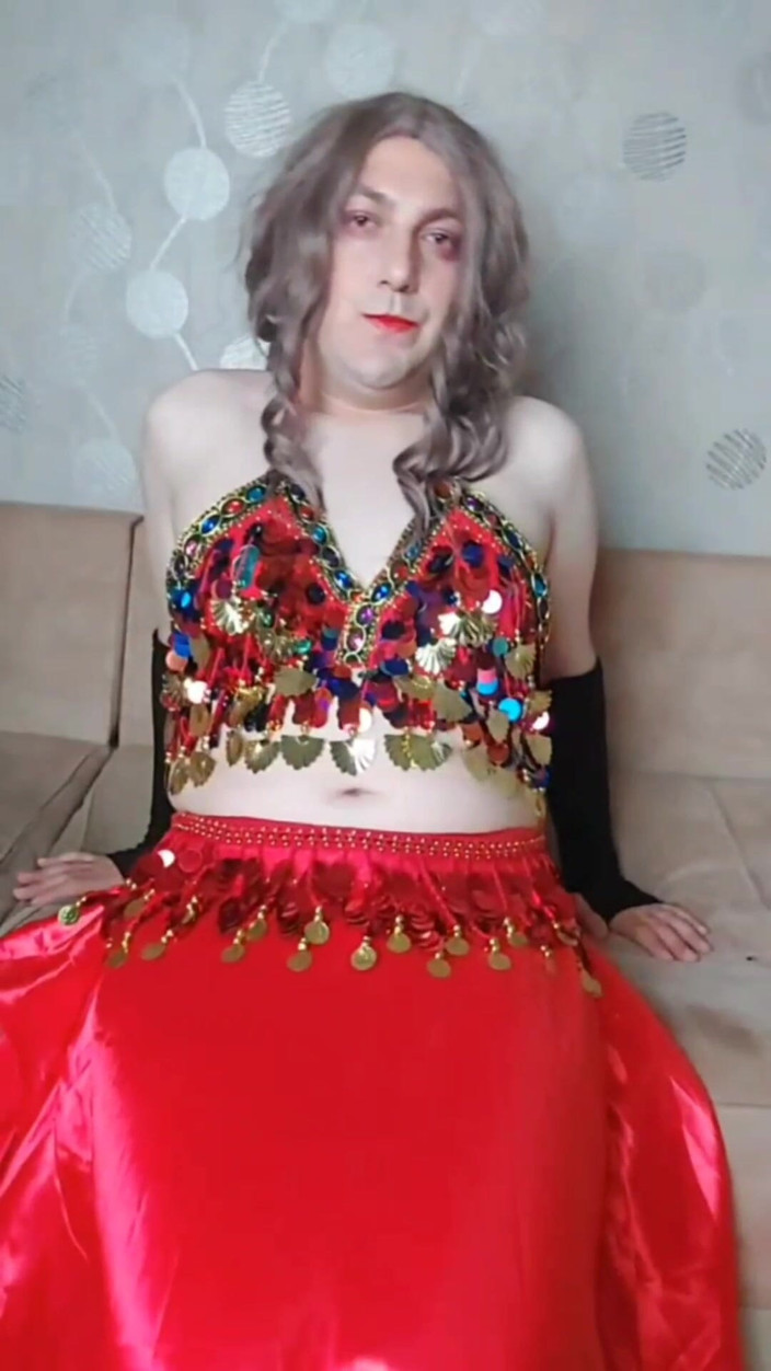 Kitty_Cross: Penari perut femboy dengan gaun menggoda merah