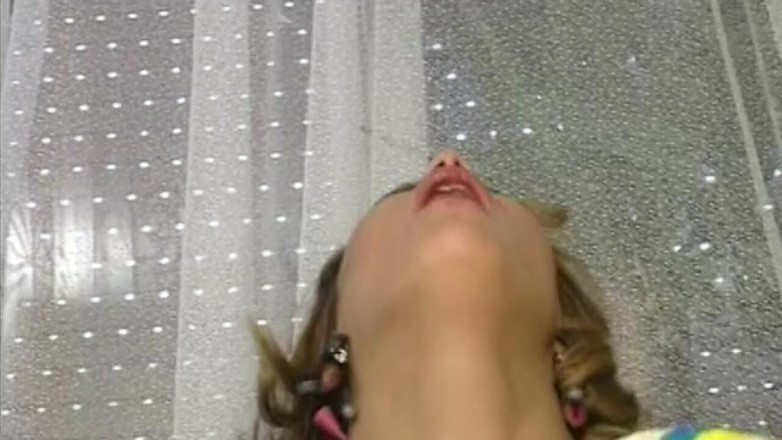 VHS-Vixxxen: Její obličej říká au, když jí přiráží do anální díry