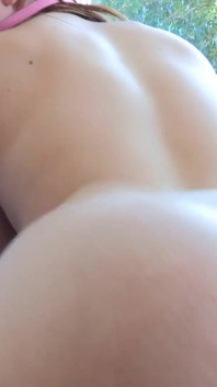 Dvě lesbičky s malými kozami si navzájem lízají a šukají kundičku