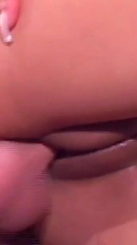 젖탱이를 빠는 소녀