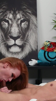 Sexy pelirroja madura tatuada Autumn Orquídea tiene intenso sexo apasionado con el semental asiático Leo Vice