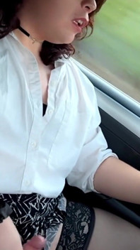 Travesti acariciando ao ar livre e no carro