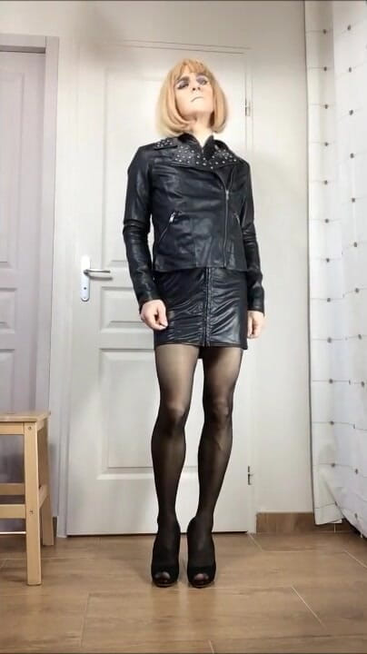 Faustine: Faustine, travesti sexy en cuir et vinyle.
