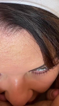 穿着白色丝袜的热辣熟女 pob 口交