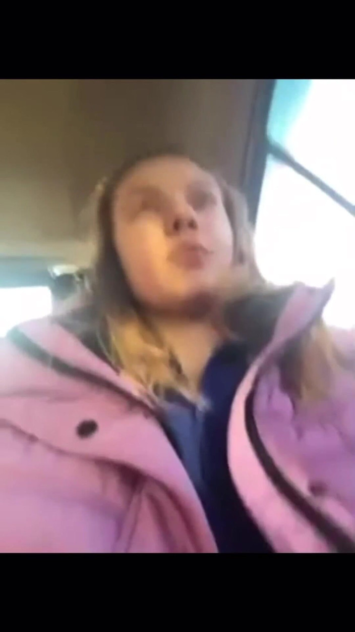 JuiceLussie: Blonďatá dívka masturbuje a vibruje v taxíku