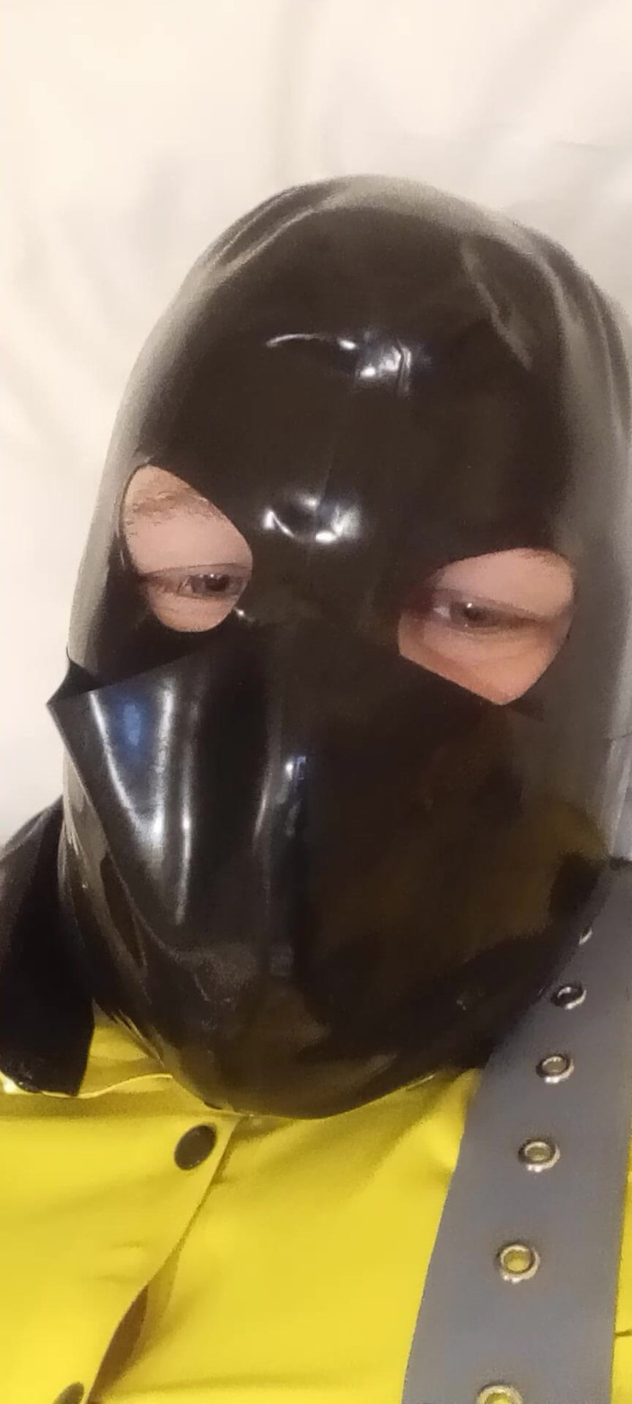 Latex Boy: Látex vis drone hotel