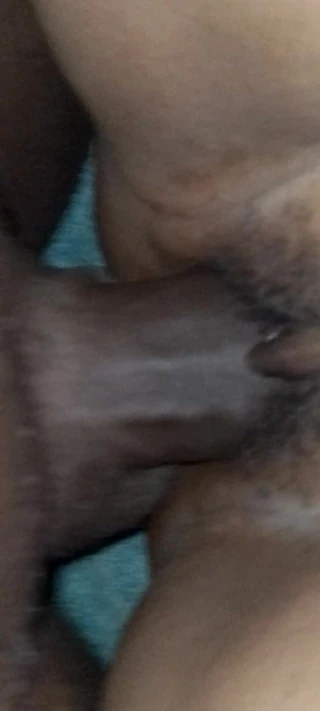 Janet joue avec une grosse bite