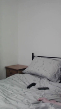 Vrouw op cam in stewardesskostuum