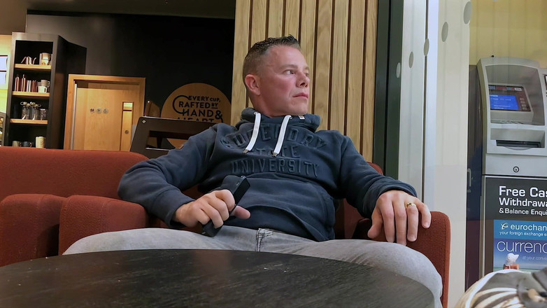 NakedFoxx: 忙しいコーヒーショップでオナニーをする勇気 - 激しい公衆射精