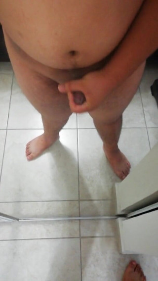 Cock vids and only cock vids.: Пухлый мужик дрочит свой маленький член в зеркале